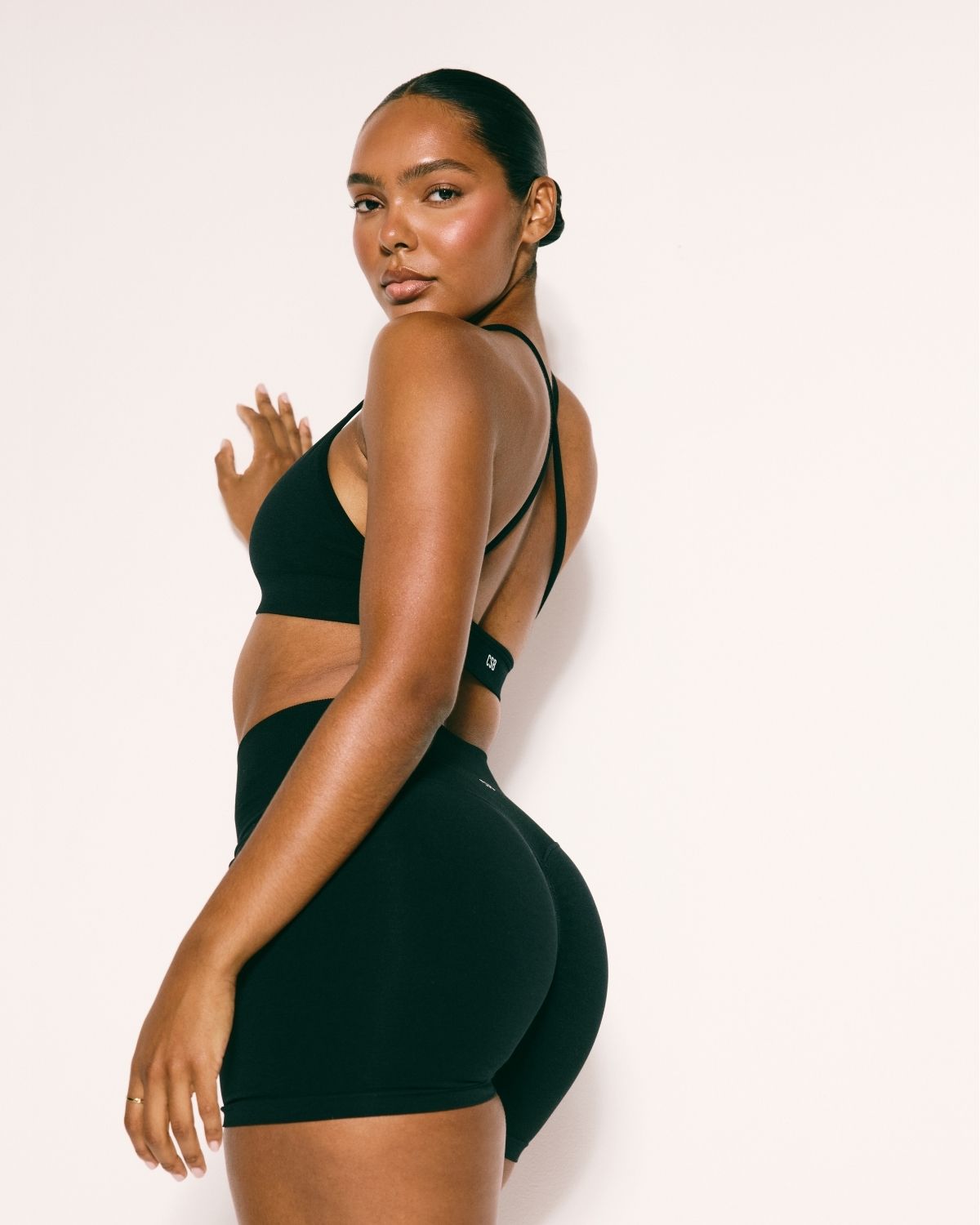 Seamless Invisible Scrunch Shorts 4" | Black