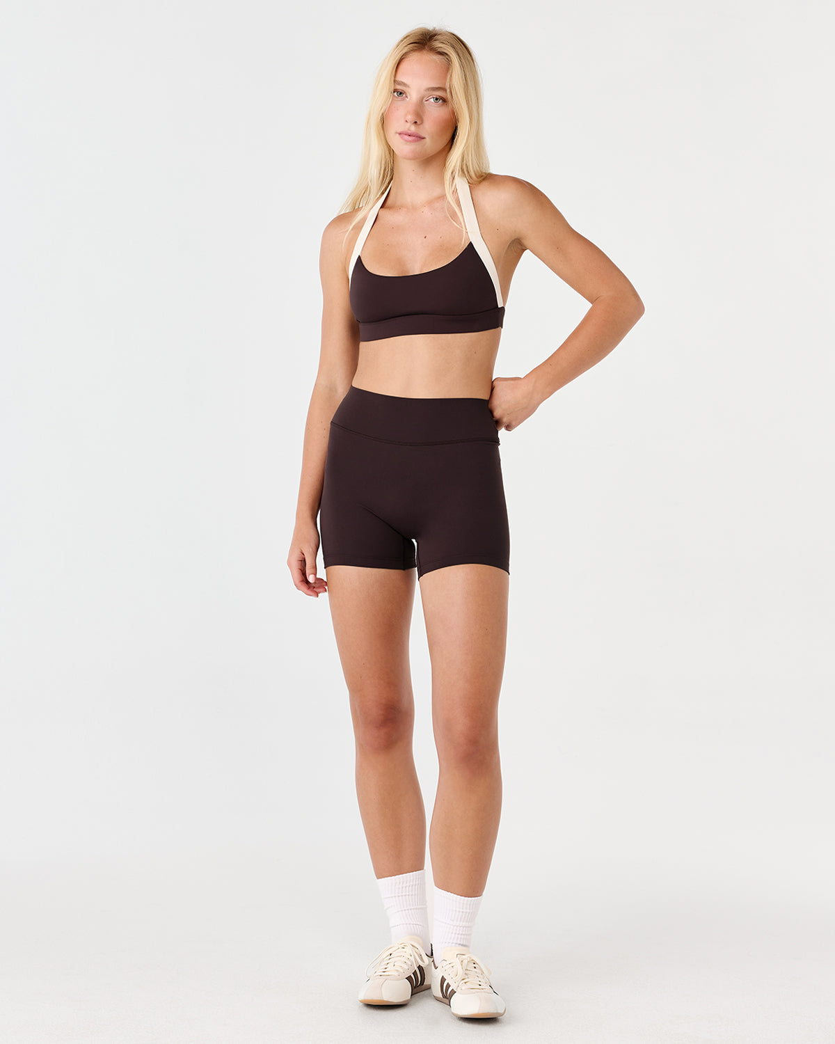 Form Invisible Scrunch Shorts 4" | Espresso