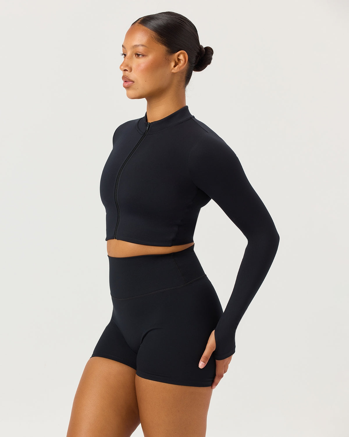 ミュージシャン Embossed Logo Cropped Zip Up / Black ミュージシャン Embossed Logo Cropped Zip Up / Black Ribbed Cropped