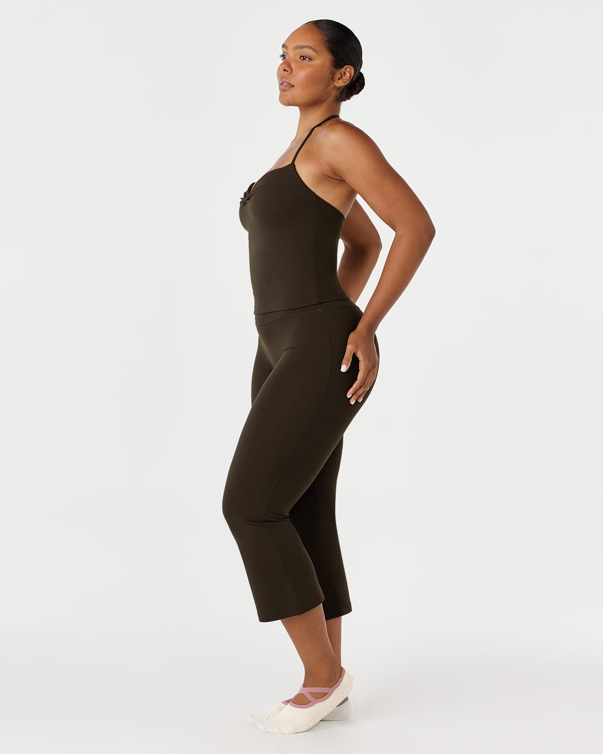 Form Mid Rise Invisible Scrunch Flare Capri Leggings 25" | Dark Chocolate
